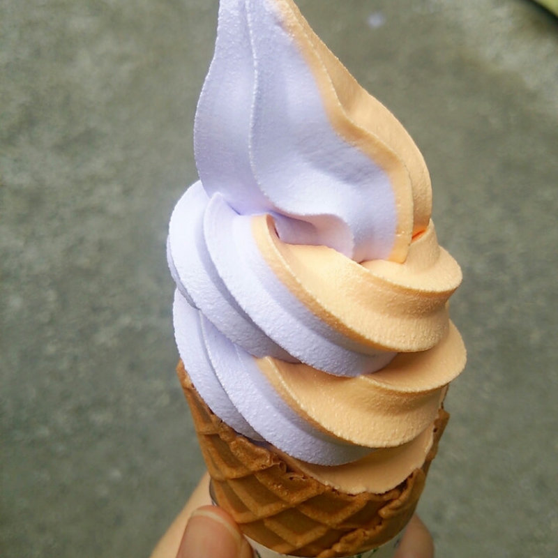 ラベンダーソフトクリーム（ラベンダー＆メロンのミックス）(ファーム富田)