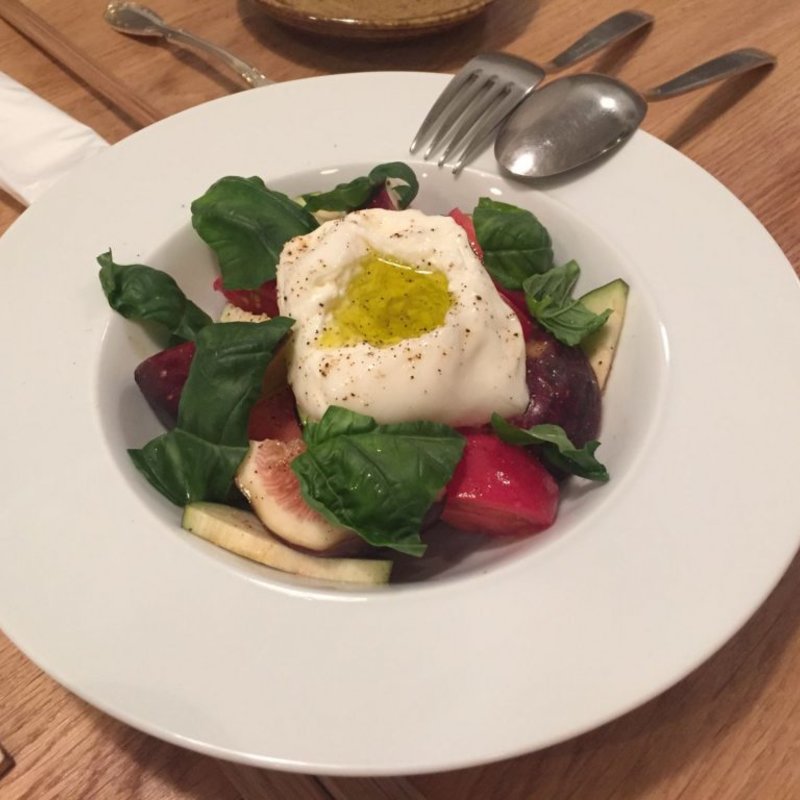 モッツァレラチーズの旨味と新鮮な野菜が美味しいサラダ(Le Ginglet)