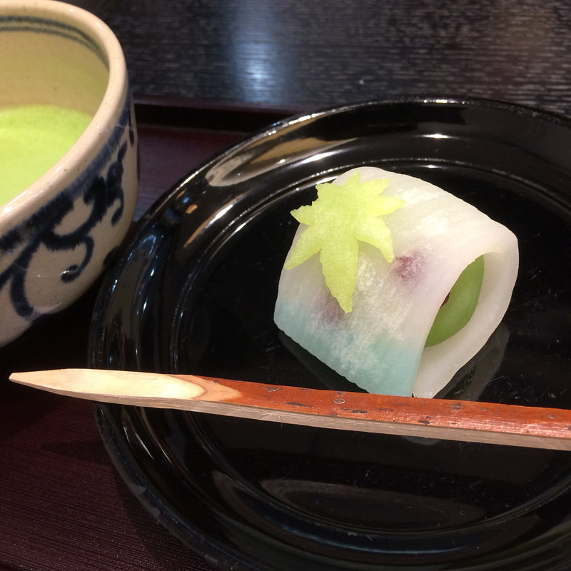 抹茶と季節の生菓子(鶴屋吉信 IRODORI （ツルヤヨシノブ）)