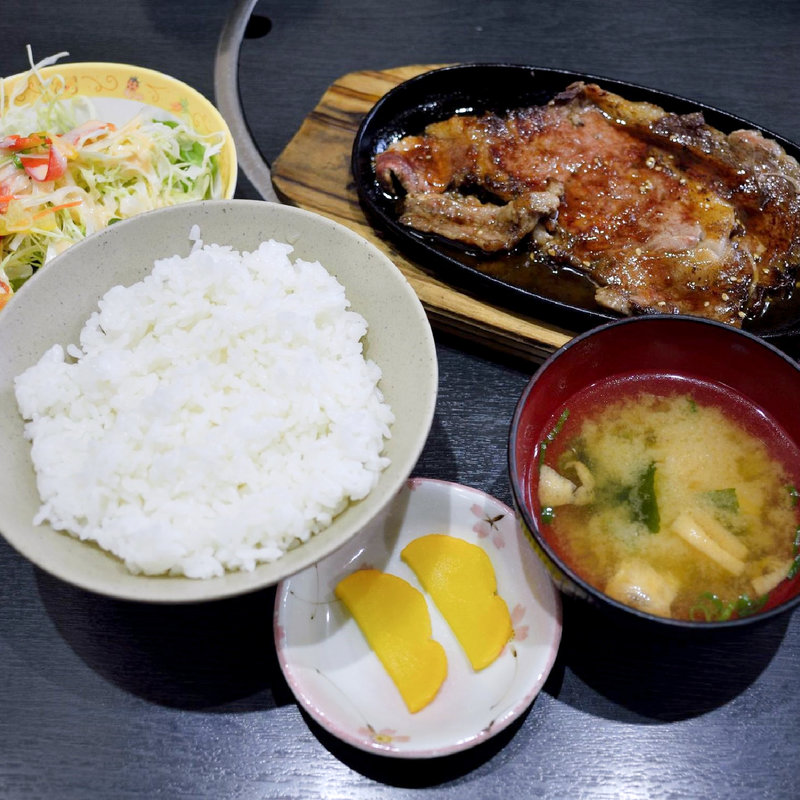 牛ロースステーキ鉄板焼きランチ(焼肉山吉 )