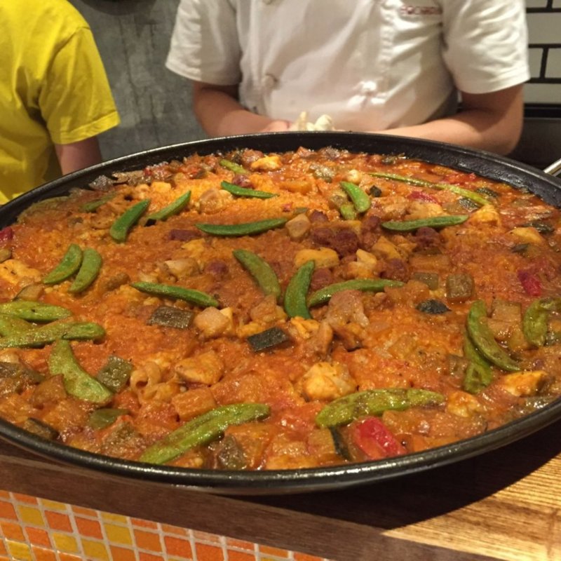 イベリコ生チョリソと鶏肉と夏野菜のパエリア(スペインバル トロンパ)