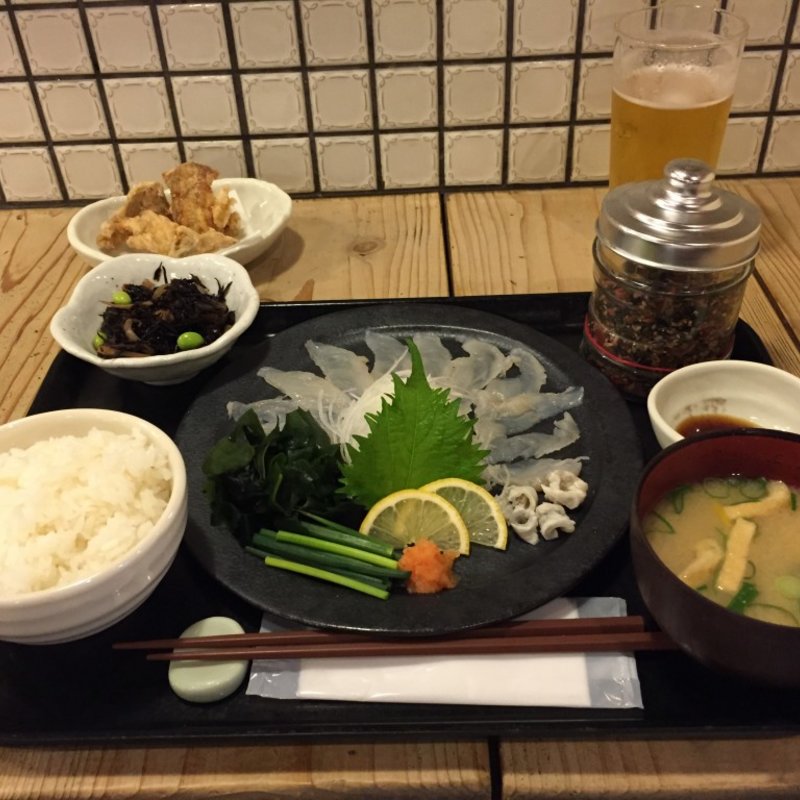 天然トラフグの刺身と唐揚げの定食(梅山鉄平食堂 )