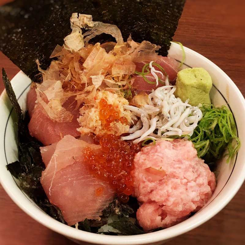 鮪たたきと海鮮のドカ盛り本部長(目利きの銀次 西新駅前店)