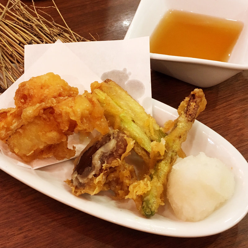 鰆とアスパラの天麩羅(目利きの銀次 西新駅前店)