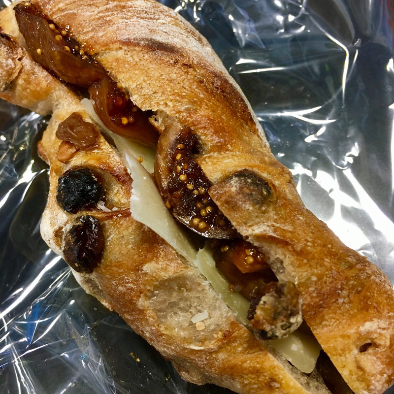 ゴールデンレーズンとクルミと蜂蜜のパルメジャーノとイチジクのコンポートサンド(ルヴァン・パストリー)