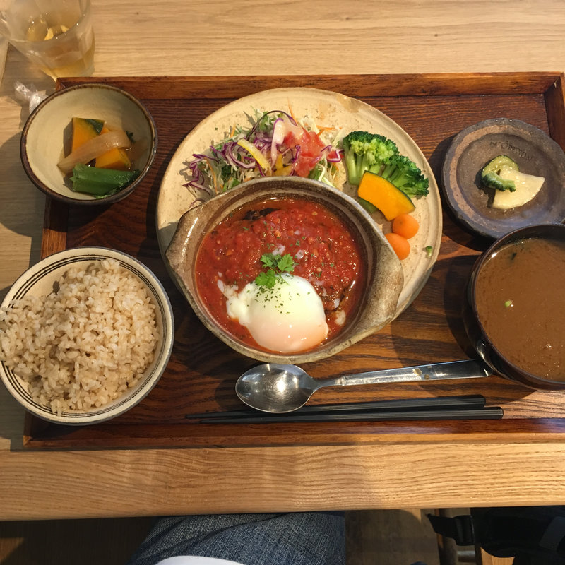 紅豚と和牛の合挽きハンバーグ 温玉のせ(味噌めしや まるたま )