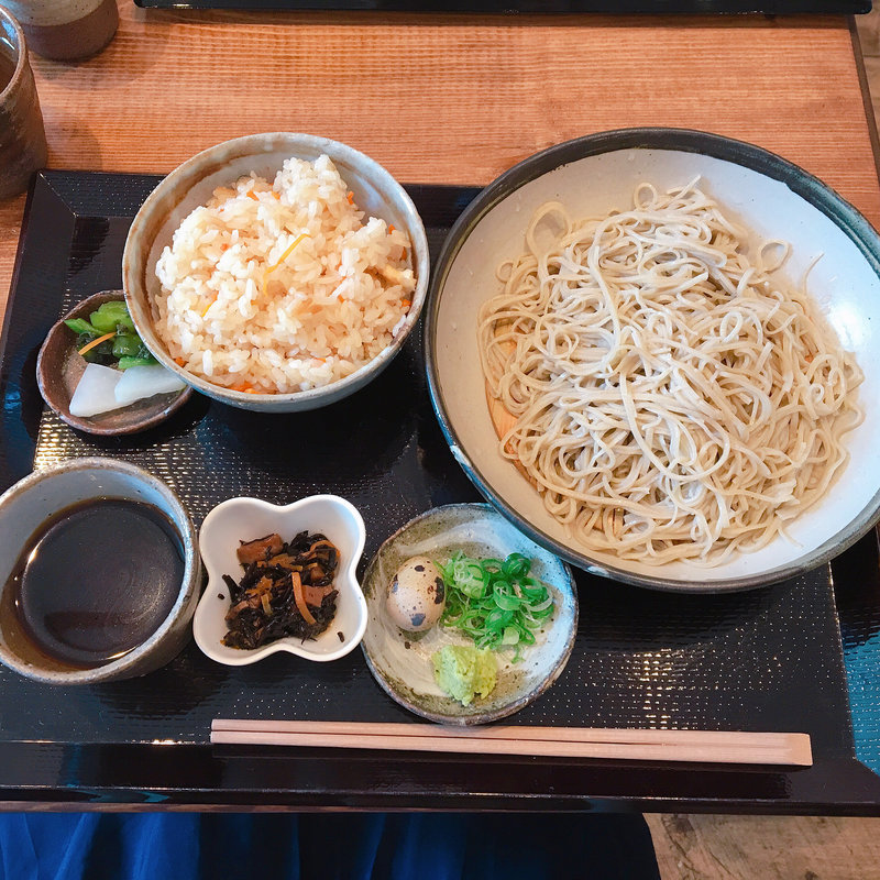 ざるそばとかやくごはん(手打ち蕎麦 楽庵)