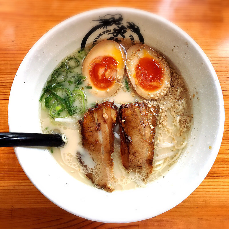 煮玉子らーめん(北九州豚骨らーめん東龍軒 日本橋浜町店)