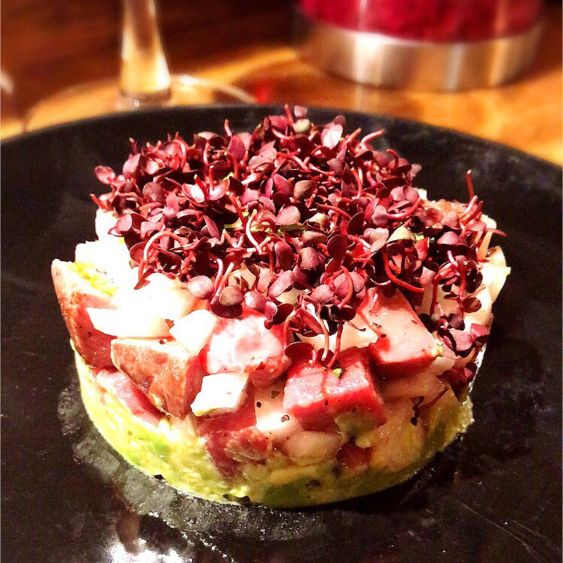 ローストビーフとアボカドのタルタル(御徒町ワイン食堂パパン)