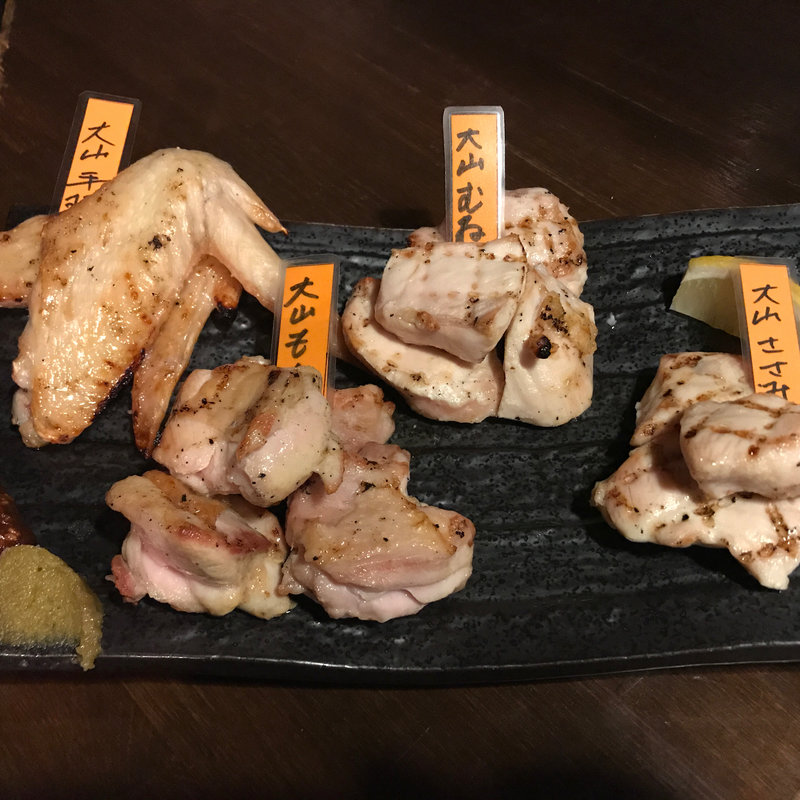 大山地鶏の盛り合わせ(とさか 新宿本店)
