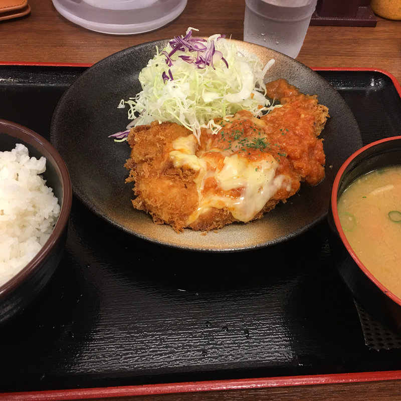 たっぷりチーズのトマトささみかつ定食と豚汁(松乃家 青葉台店)