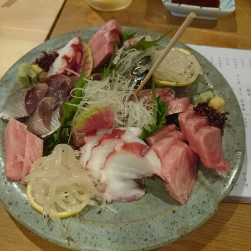 お刺身盛合せ(居酒屋とろん)