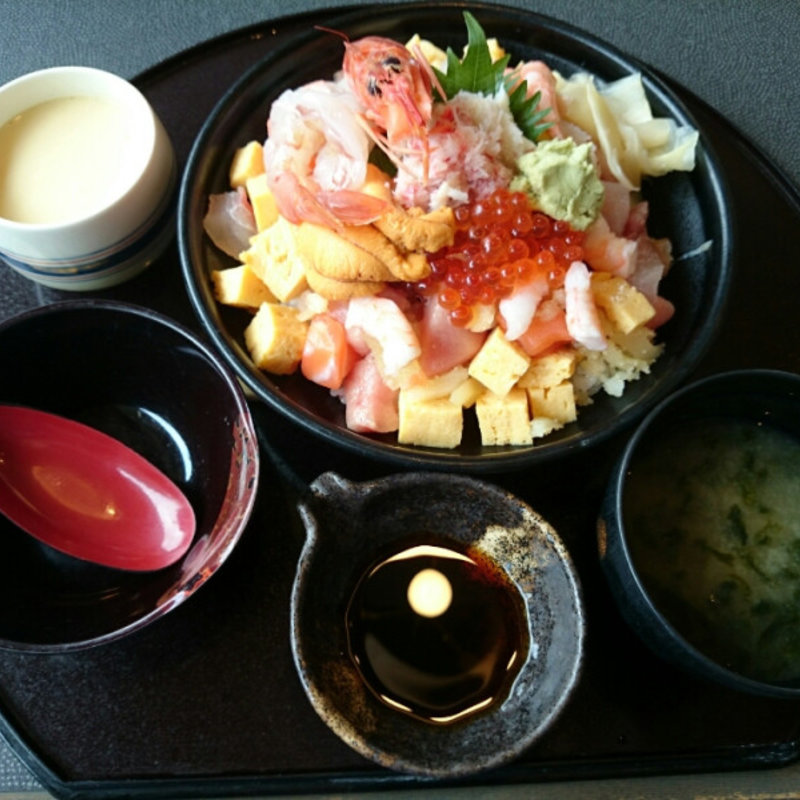 極上てんこ盛り 刺身ばらちらし 茶碗蒸し、味噌汁付き(はな膳 江戸川台店)