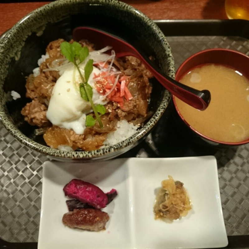 和牛すじ丼(酒肴場 屯 (TAMURO))