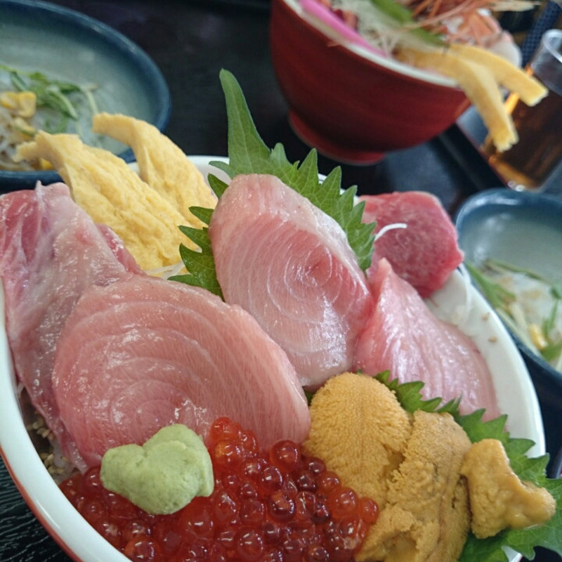 大トロ、うに、いくら丼(どんぶり市場いそぎや)