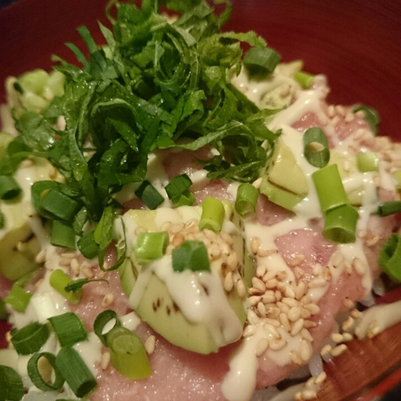 アボガドをのせた変わりねぎとろ丼(紀の祐 )