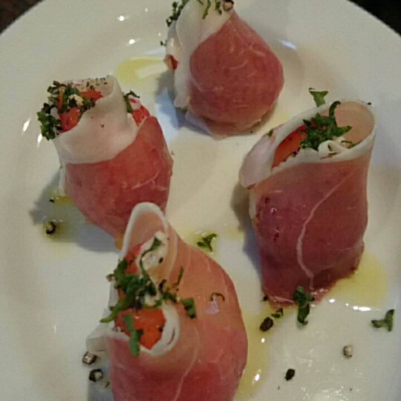 イチゴとカマンベールの生ハム包み(Bistro 2538 )