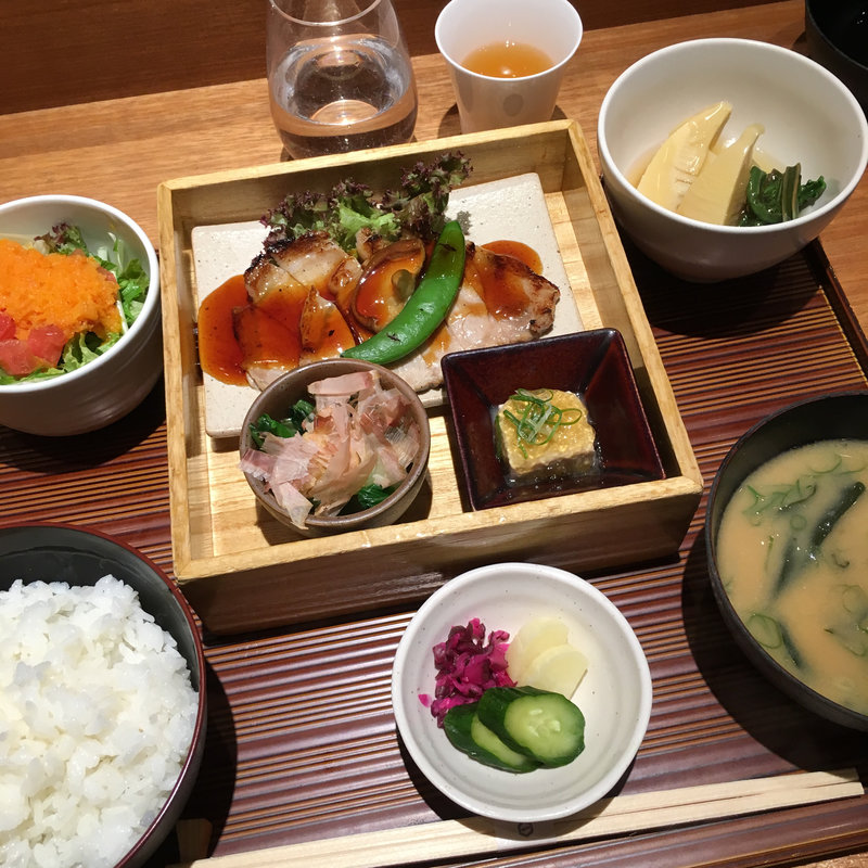 肉膳(ヒトシナヤ （Hitoshinaya）)