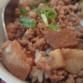 魯肉飯・麻油鶏麺(小)(香味)