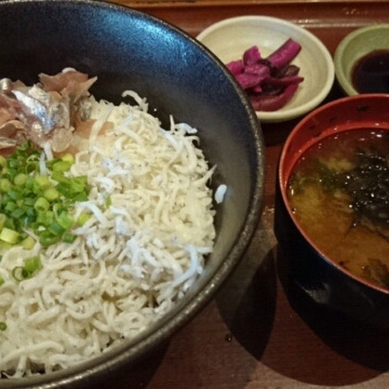 鯵のタタキとしらす丼(焼魚食堂 魚角 飯田橋店)