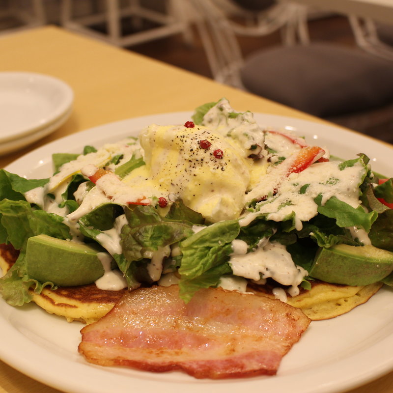 ベーコンとアボカドのエッグベネディクトパンケーキ(Butter Premium ららぽーと横浜店)