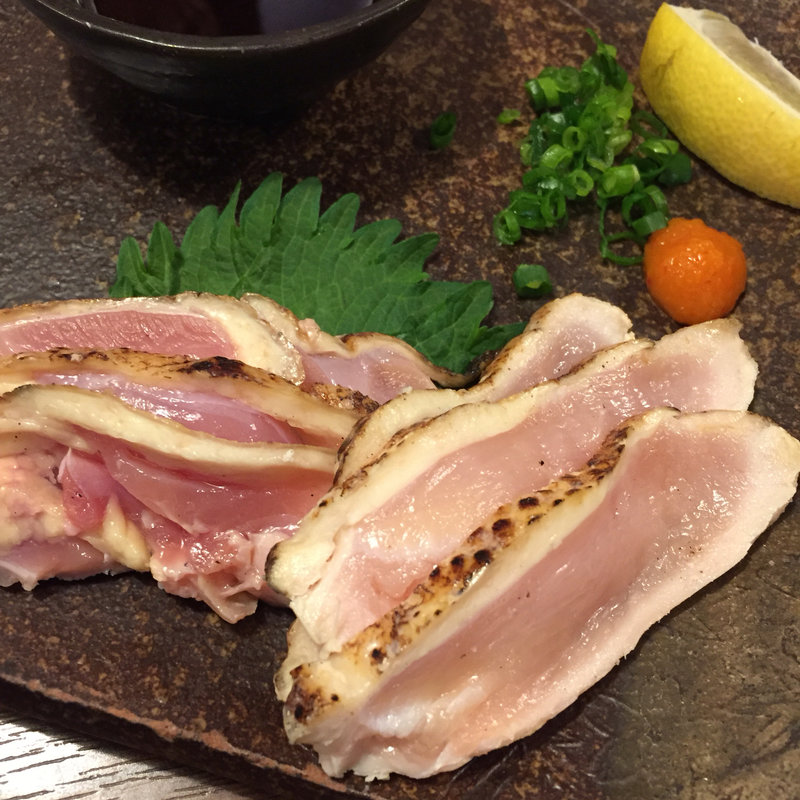 鶏の炙り刺し(小だるま 高槻駅前城北店)