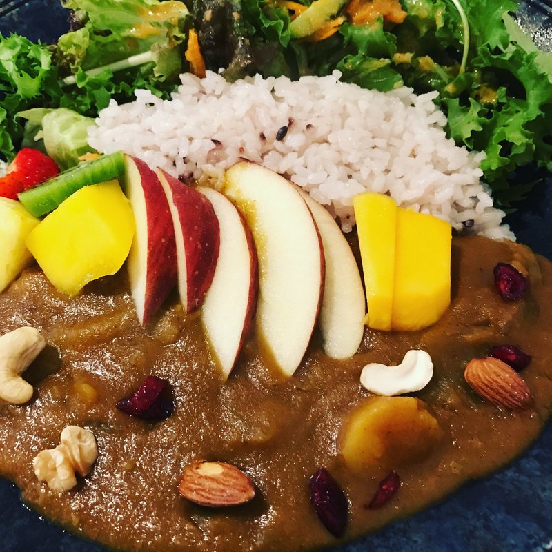 季節の果実入りフルーツスパイスカレー(Cafe kuma.co)