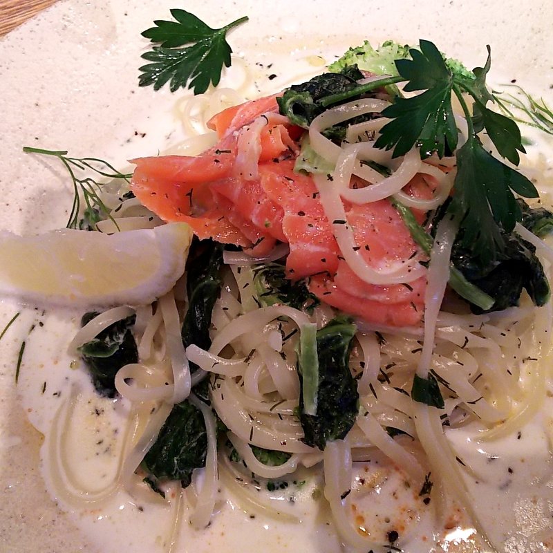 スモークサーモンとほうれん草のクリームパスタ(LATTE GRAPHIC 町田店)
