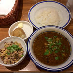 チキン豆カリー＋インド豆のサラダ(エチオピアカリーキッチン 御茶ノ水ソラシティ店 )