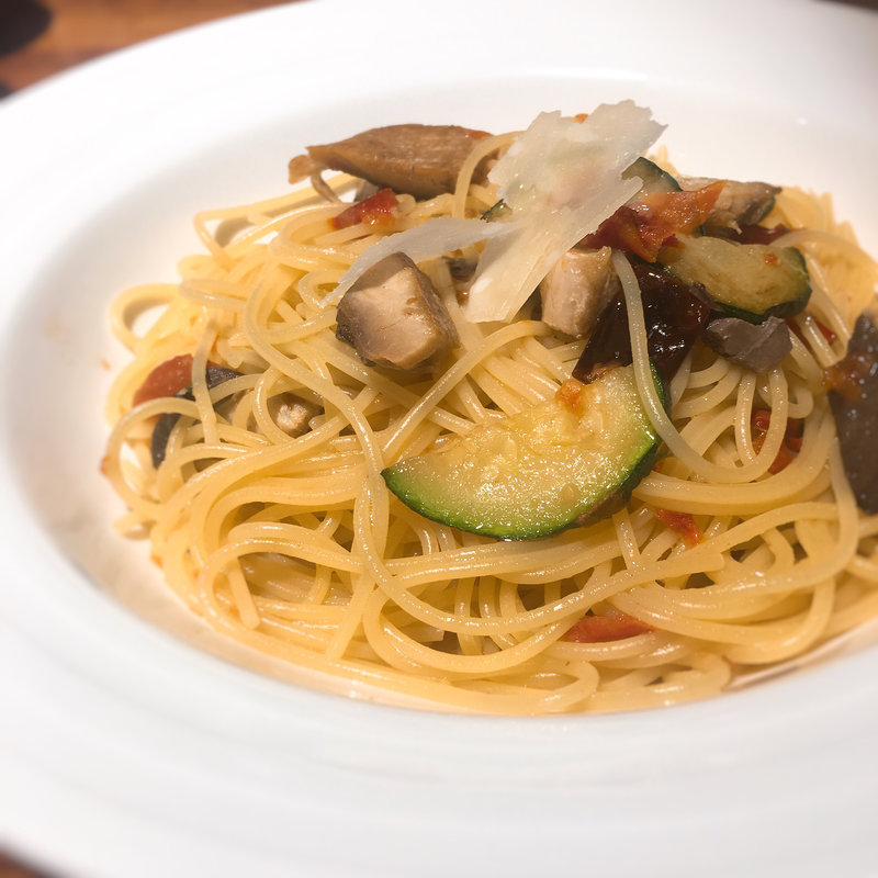 サバのスモークとズッキーニのスパゲティー(カシュカシュ )