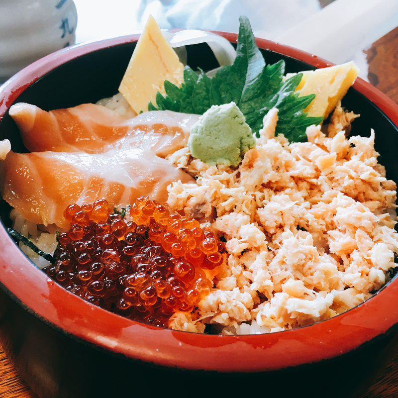 サーモン三色丼(久慈浜 みなと寿し （くじはま みなとずし）)