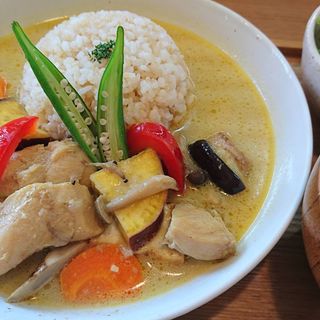チキンと夏野菜のイエロースープカレー(カフェ マメフク )