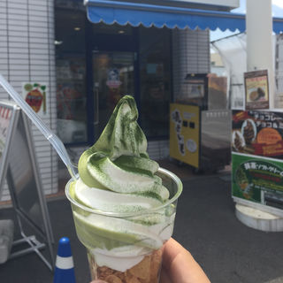 ソフトクリーム 抹茶&ミルク カップ(ミルクレット 深井店 )
