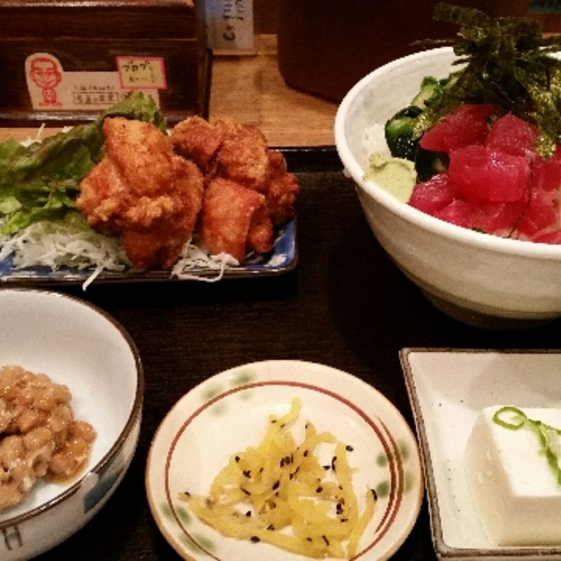 ねばねば丼と鶏のからあげ定食(普通の食堂いわま)