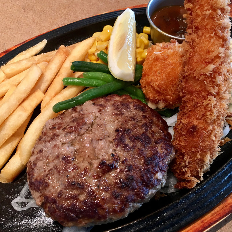 黒×黒ハンバーグ 海老フライ・カニクリームコロッケ(神戸洋食キッチン)