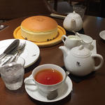 チーズケーキワンホール ティーセット(りくろーおじさんの店なんば本店)