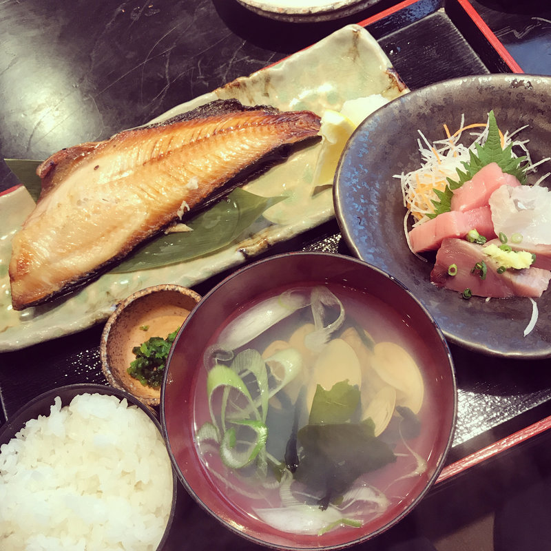 縞ホッケ焼きと刺身定食(さかなや 市場食堂)