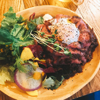 特製たっぷりローストビーフ丼 温玉のせ(HAGARE 渋谷店)