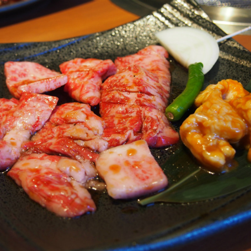 和牛カルビとテッチャンのセット(焼肉亭 樽一)