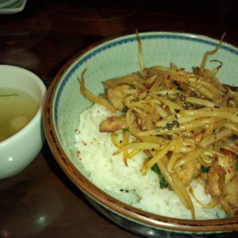 おまかせ丼スープ付き(若鶏の黒胡椒オイスター炒め)(クラシック（昔懐曲）)