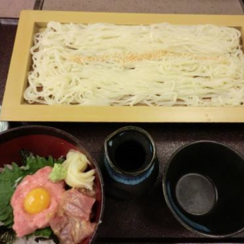 まぐろの二色丼とミニ稲庭風うどん(かごの屋 堺もず店)