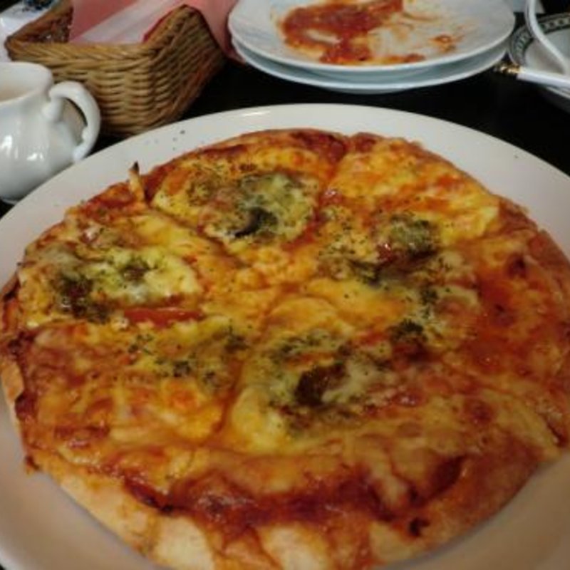 トマトとバジルとチーズのピザ(清茶館 セピアの森で)