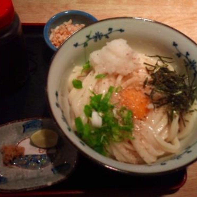 生醤油ぶっかけうどん玉子入り(讃岐うどん 美曽乃)