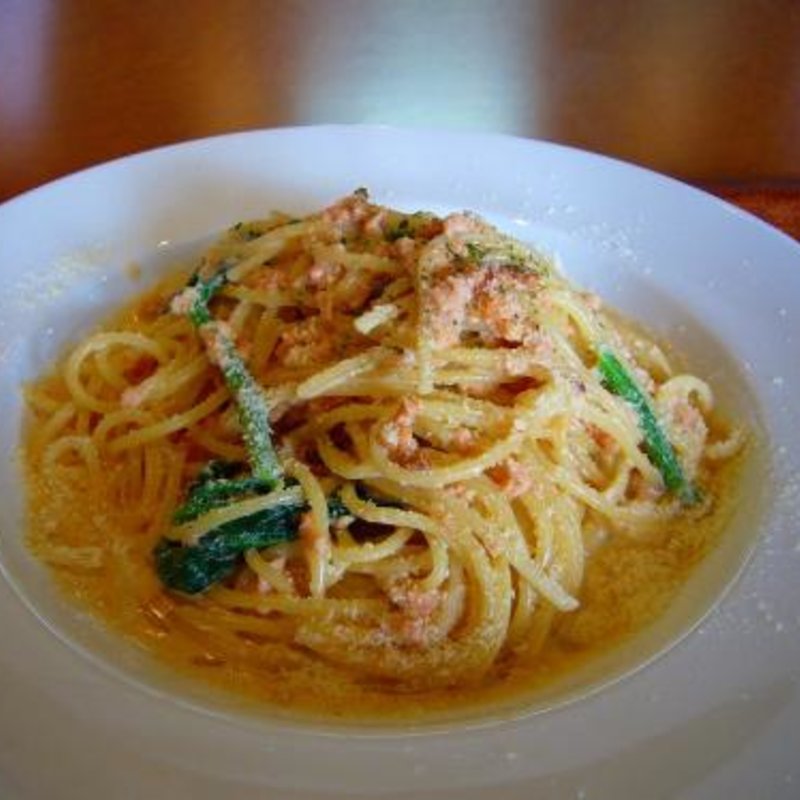 ほうれん草とサーモンのパスタ(ダイニングカフェロイドライト)