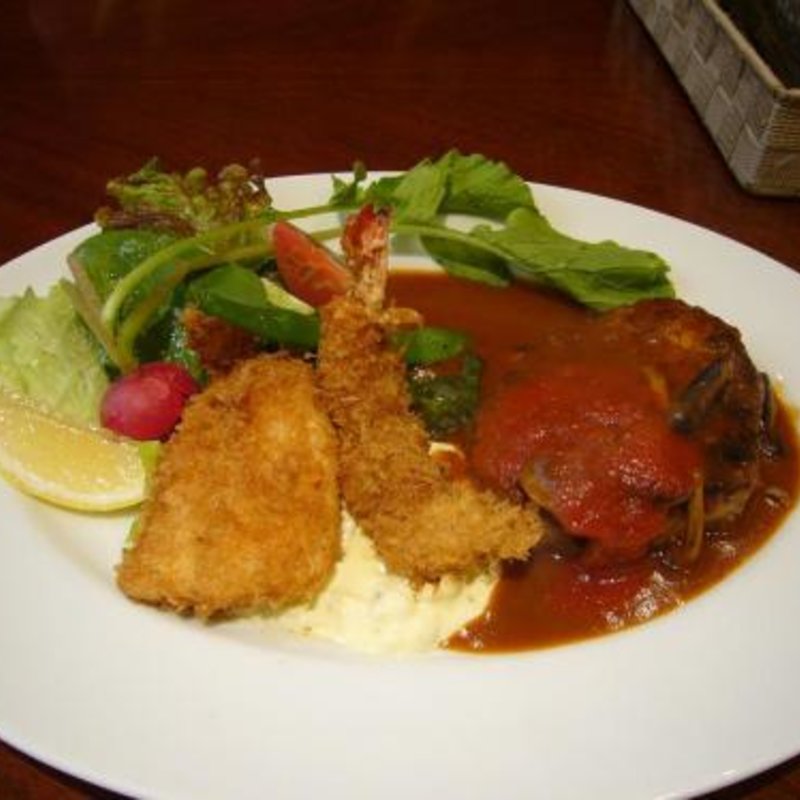 自家製ハンバーグ＆エビフライ＋何か(DINING de LAPiN （ダイニング　デ　ラパン）)