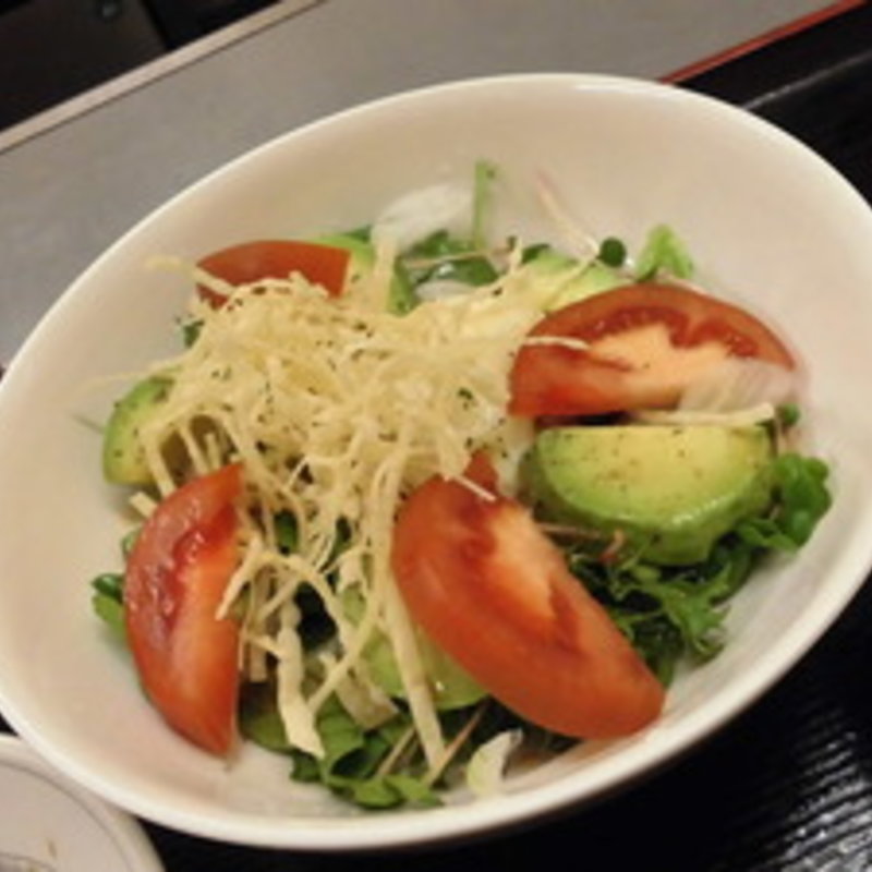 アボカドと温玉サラダわさびドレッシング(酒房ぶんぷく)