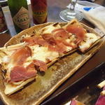 モツァレラチーズと生ハムのパリパリピザ
