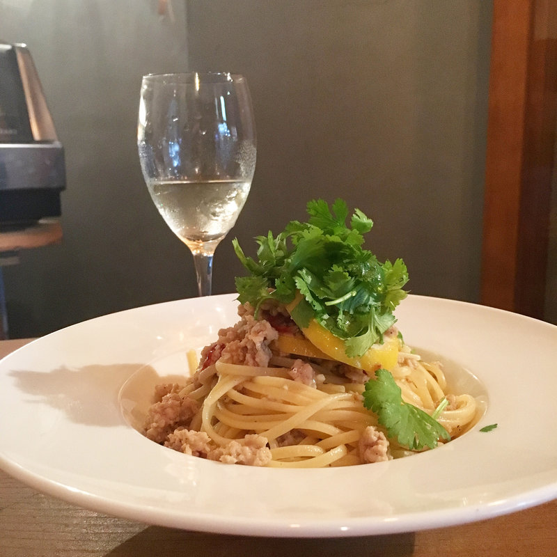 鶏ミンチとレモン、パクチーのパスタ(wine&beer ESTRE)