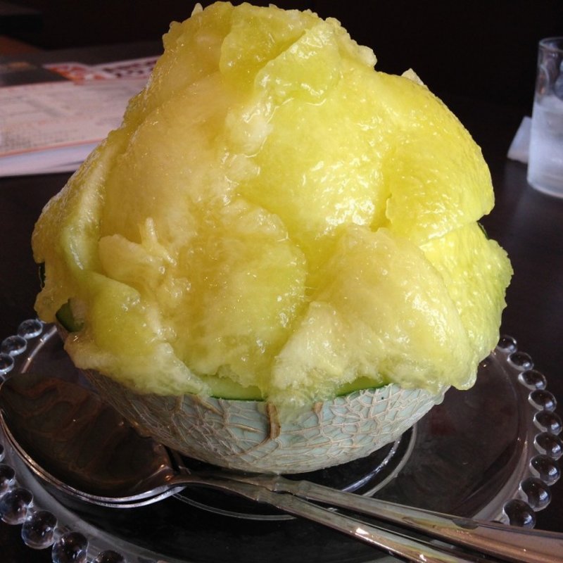 贅沢半切りメロン氷(カフェ レオパード)