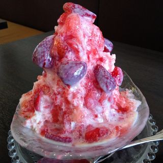 果肉たっぷりイチゴミルク氷(カフェ レオパード)